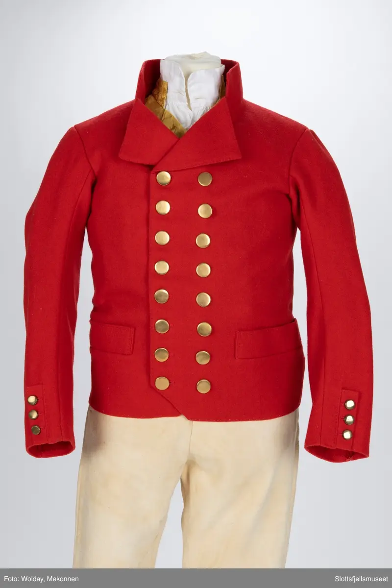 Mannsbunad fra Vestfold, Rød jakke i ull, gul vest, Hvit skjorte og hvit skinnbukse.