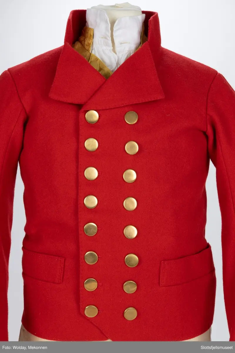 Mannsbunad fra Vestfold, Rød jakke i ull, gul vest, Hvit skjorte og hvit skinnbukse.