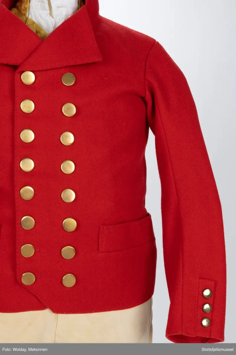 Mannsbunad fra Vestfold, Rød jakke i ull, gul vest, Hvit skjorte og hvit skinnbukse.