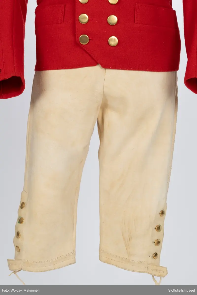 Mannsbunad fra Vestfold, Rød jakke i ull, gul vest, Hvit skjorte og hvit skinnbukse.