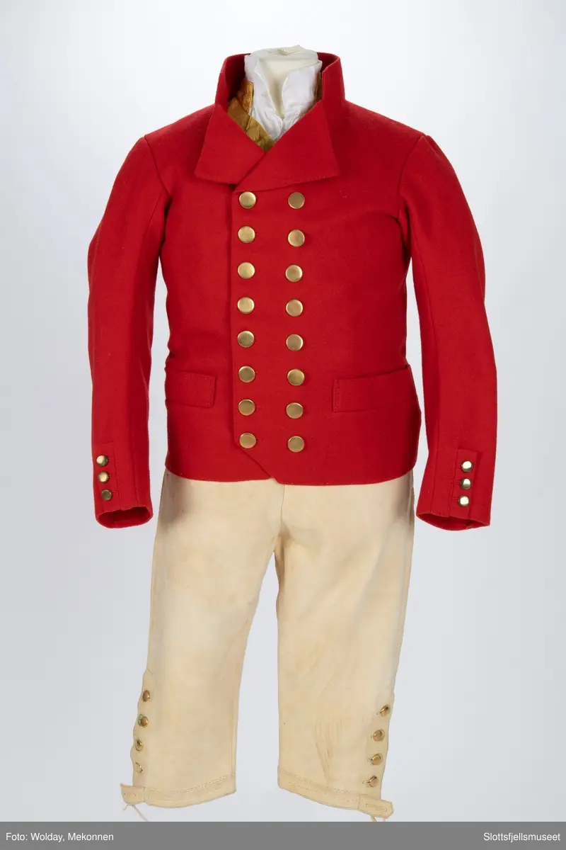 Mannsbunad fra Vestfold, Rød jakke i ull, gul vest, Hvit skjorte og hvit skinnbukse.