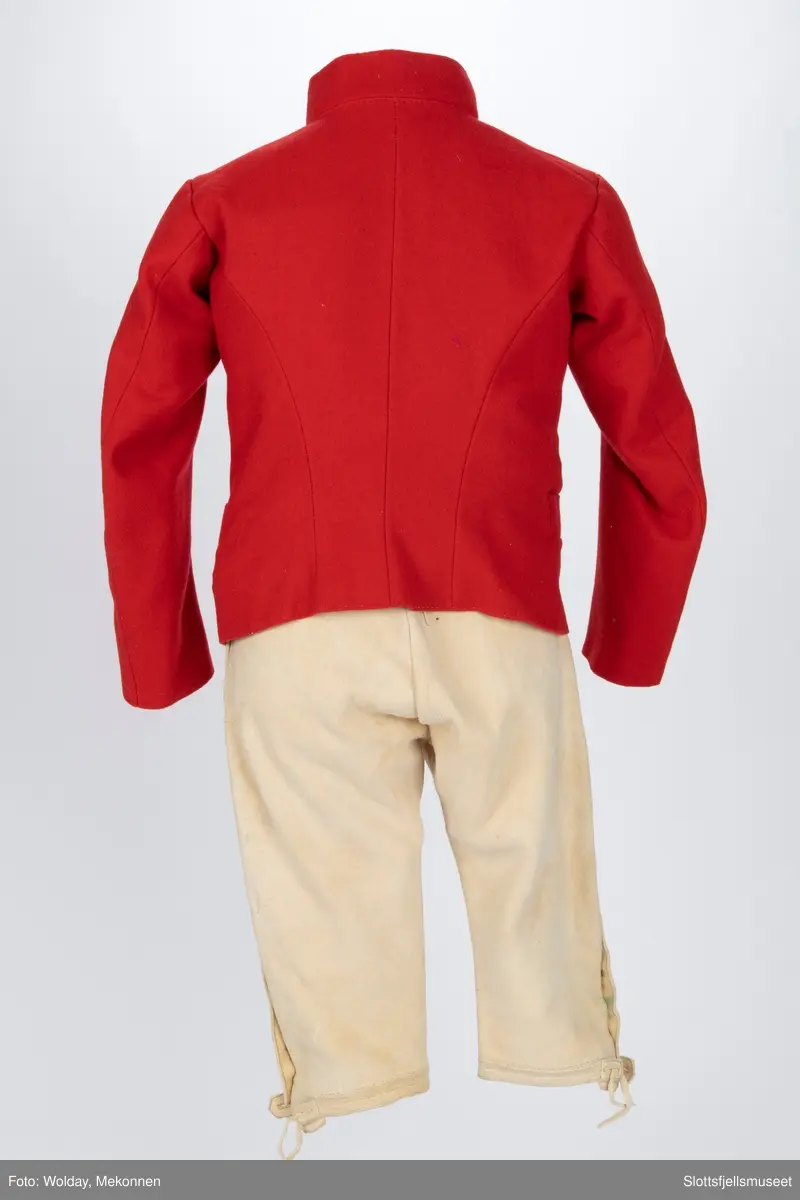Mannsbunad fra Vestfold, Rød jakke i ull, gul vest, Hvit skjorte og hvit skinnbukse.