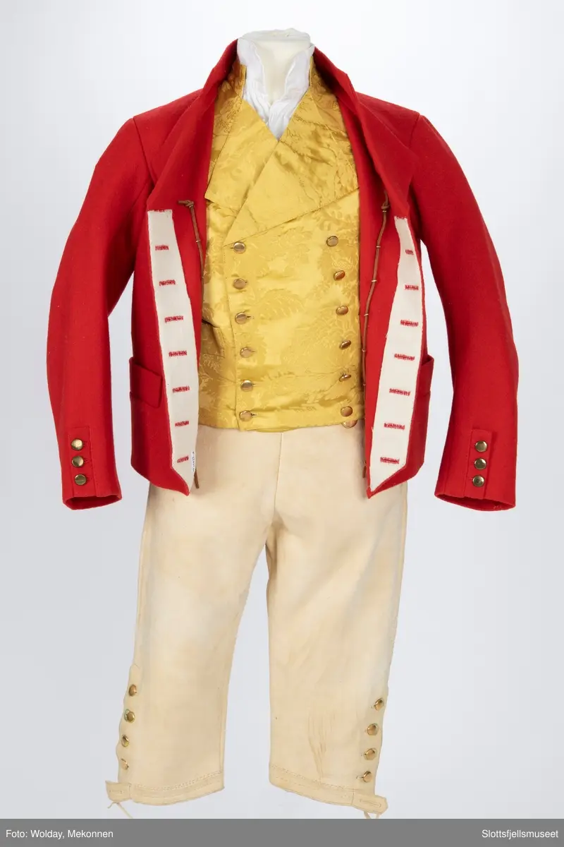 Mannsbunad fra Vestfold, Rød jakke i ull, gul vest, Hvit skjorte og hvit skinnbukse.
