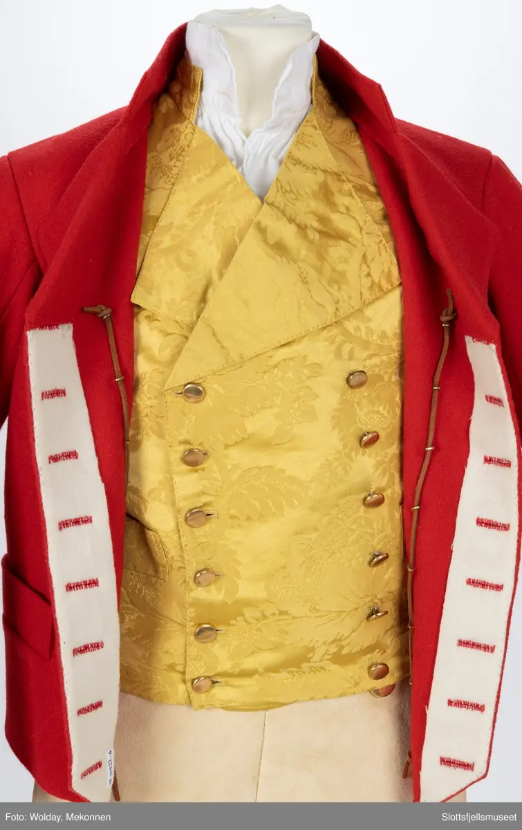 Mannsbunad fra Vestfold, Rød jakke i ull, gul vest, Hvit skjorte og hvit skinnbukse.