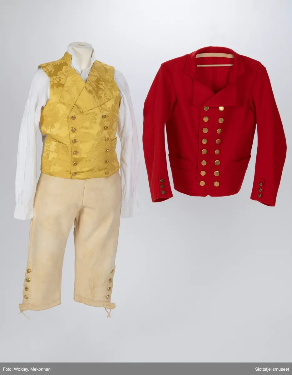 Mannsbunad fra Vestfold, Rød jakke i ull, gul vest, Hvit skjorte og hvit skinnbukse.