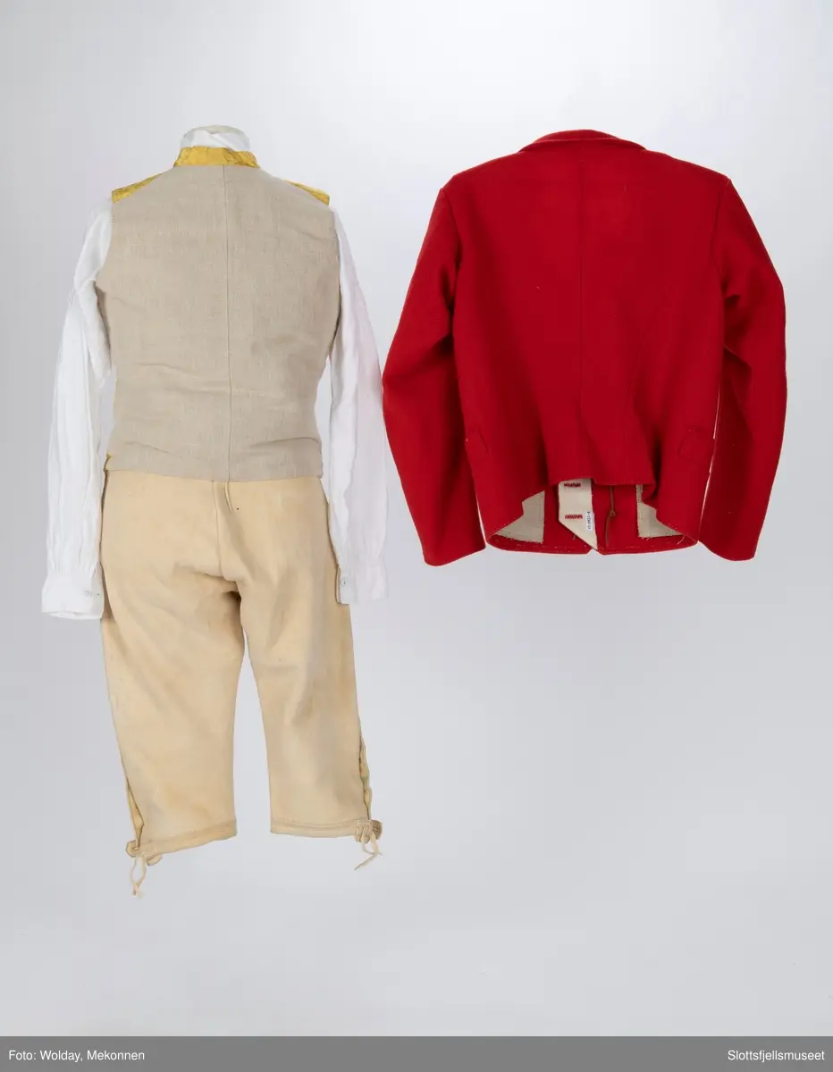 Mannsbunad fra Vestfold, Rød jakke i ull, gul vest, Hvit skjorte og hvit skinnbukse.