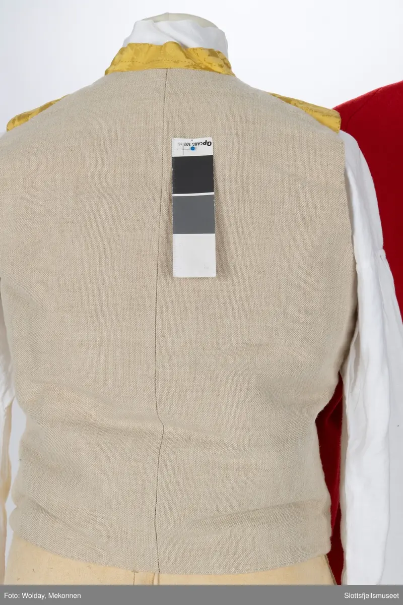 Mannsbunad fra Vestfold, Rød jakke i ull, gul vest, Hvit skjorte og hvit skinnbukse.