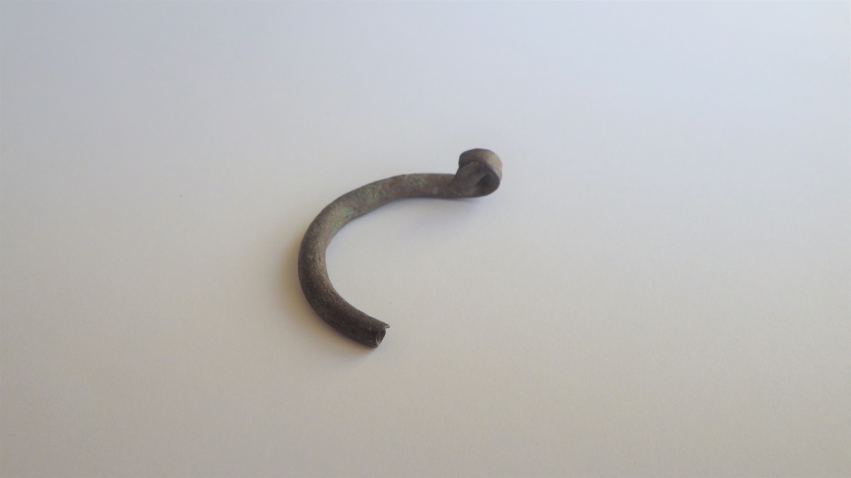 MALV: ST. M. 28  B. 2 MM, FRAGMENTET LIGNER EN HALVPART AV EN "HESTESKOSPENNE"SE HK 5414. 