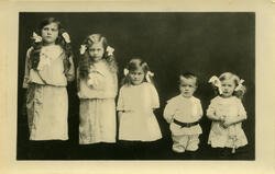 Hos fotografen: Emma, Haldis, Hildur, Kaare, Liv