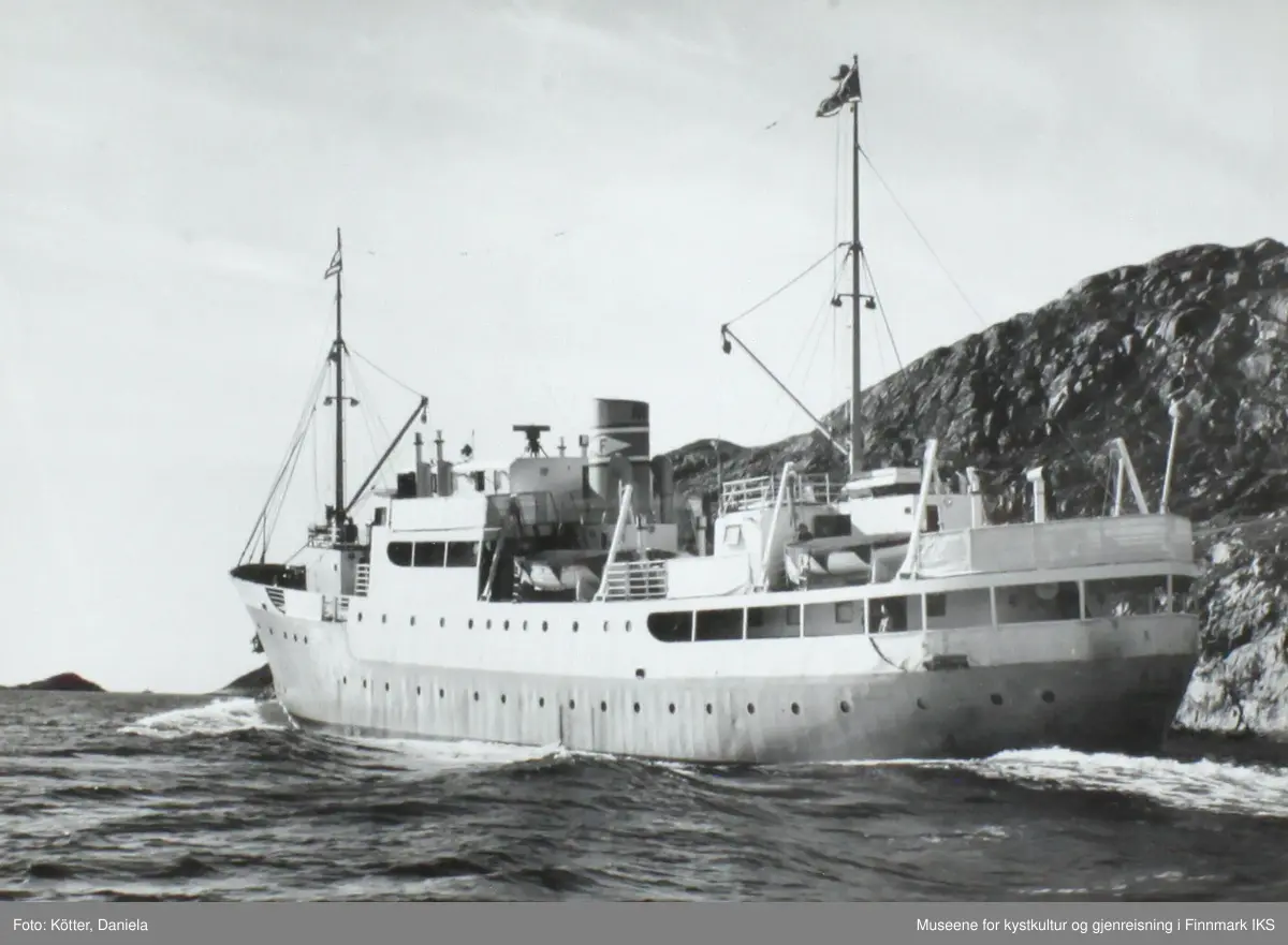 FFR-båten M/S Alta seiler ved kysten. 