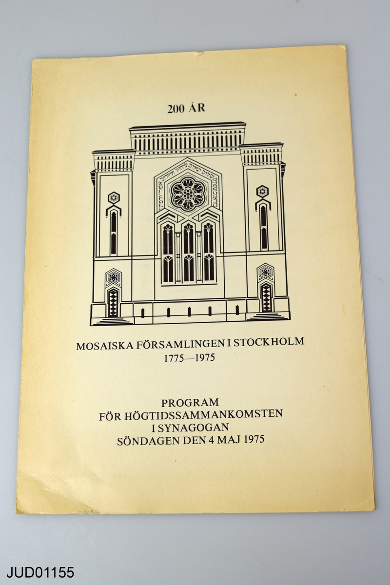 Handkolorerat träsnitt av Stockholms stora synagoga. Från planschverket "Nordiska taflor" utgivet på Albert Bonniers förlag.

Med program för högtidssammankomsten i synagogan vid 200-årsjubileet för församlingen 1975 och separat inträdeskort till ceremonin. Signerad på baksidan av rabbinen Morton Narrowe samt kantorerna Maynard Gerber, Idy Bornstein och Leo Rosenblüth.