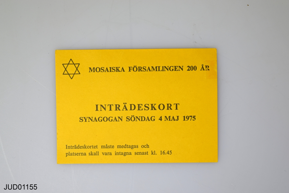 Handkolorerat träsnitt av Stockholms stora synagoga. Från planschverket "Nordiska taflor" utgivet på Albert Bonniers förlag.

Med program för högtidssammankomsten i synagogan vid 200-årsjubileet för församlingen 1975 och separat inträdeskort till ceremonin. Signerad på baksidan av rabbinen Morton Narrowe samt kantorerna Maynard Gerber, Idy Bornstein och Leo Rosenblüth.