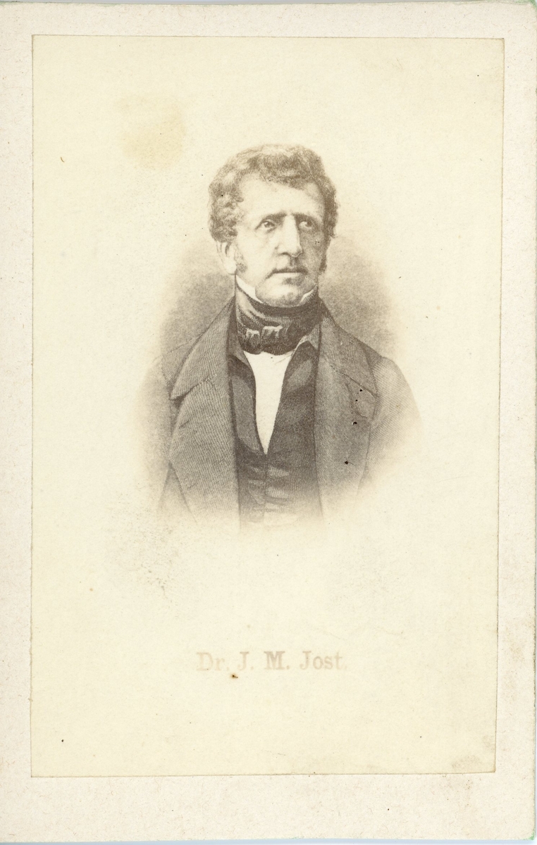 Tre porträtt i visitkortsformat föreställande Isaak Markus Jost, Albert Cohn och Samuel David Luzzatto. Moritz Poppelauer's Buchhandlung 61. Neue Friedrichs-Str. 61, Berlin.