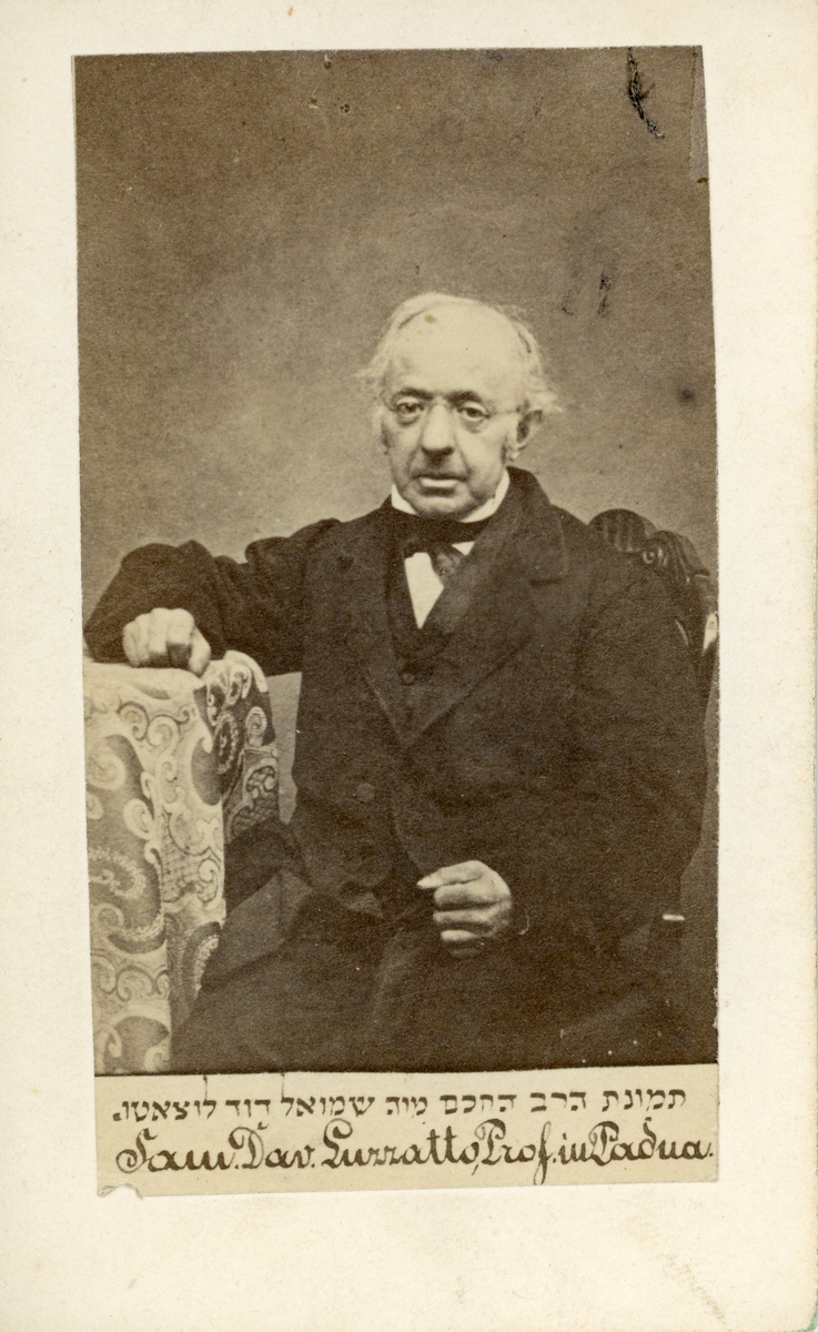 Tre porträtt i visitkortsformat föreställande Isaak Markus Jost, Albert Cohn och Samuel David Luzzatto. Moritz Poppelauer's Buchhandlung 61. Neue Friedrichs-Str. 61, Berlin.