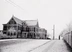 Bokhandlare Axel Quidings villa (kv. Wasa 2) vid Södra Järnvägsgatan, en snöig vinterdag ca 1895. Villan uppfördes av byggmästare Svante Svensson, Karlshamn och stod färdig hösten 1888.