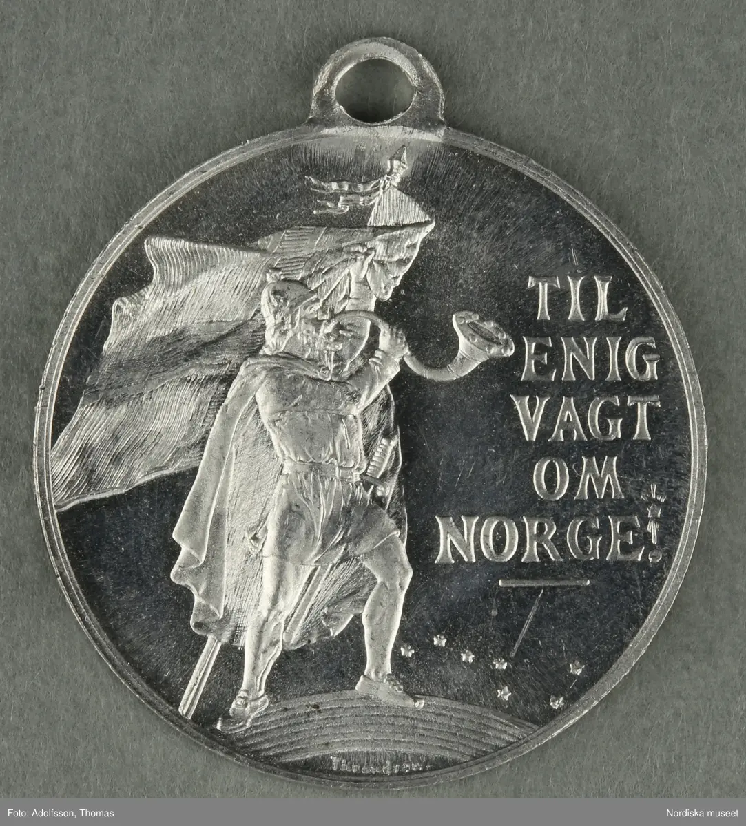 Huvudliggaren:
"a-y, Minnesmedaljer, norska, över den 17 maj; av aluminium (1 av vit metall) 24 st. från åren 1884-1907.
Gåva 28/5 1907. Läffler, Fritz, professor, Djursholm."