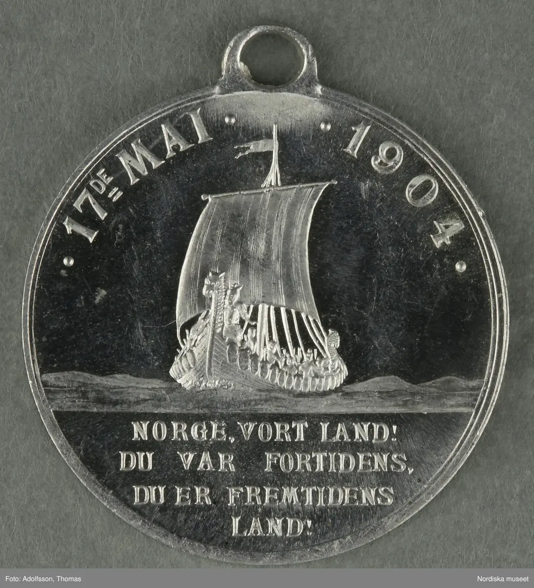 Huvudliggaren:
"a-y, Minnesmedaljer, norska, över den 17 maj; av aluminium (1 av vit metall) 24 st. från åren 1884-1907.
Gåva 28/5 1907. Läffler, Fritz, professor, Djursholm."