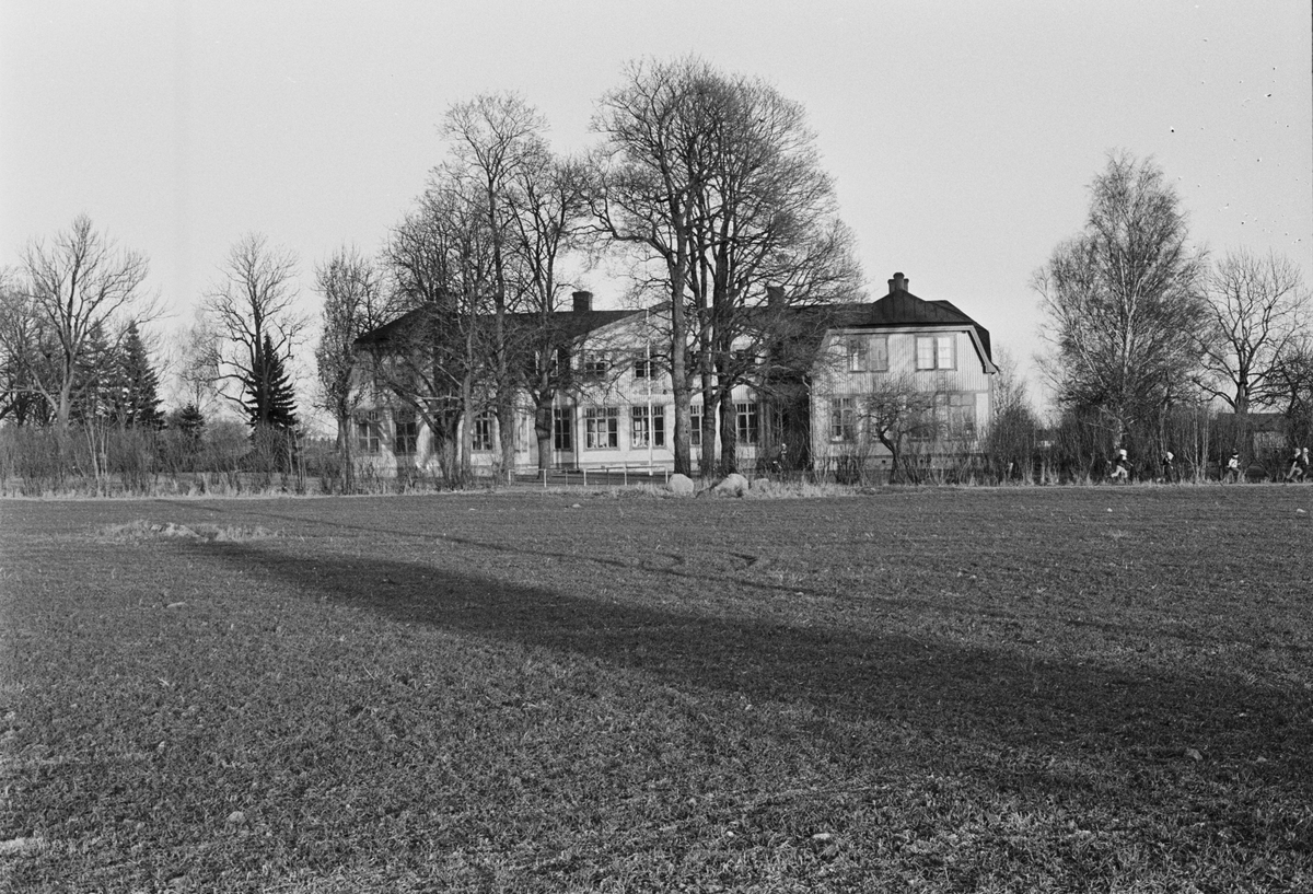 Skolhus, Kyrkojorden 1:1/ Kyrkogården 1:1, Vaksala socken, Uppland 1982