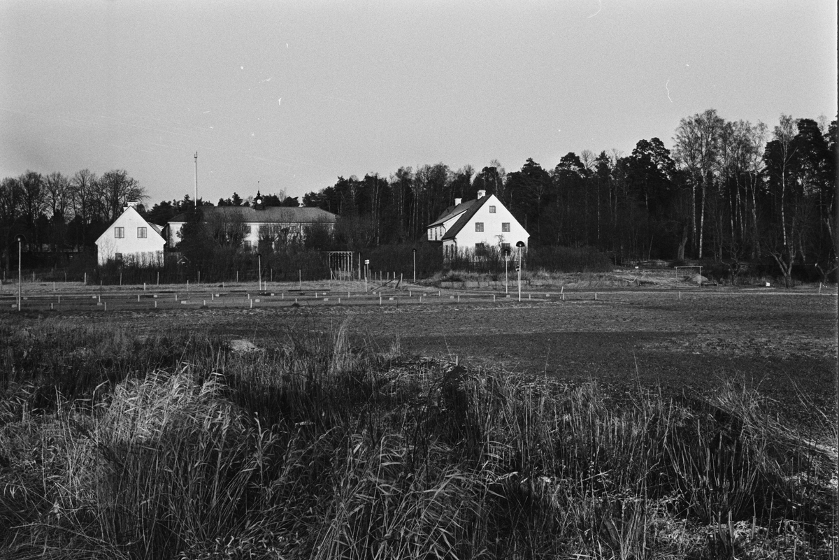 Vy över flygelbyggnader och huvudbyggnad, Jälla 2:1, Jälla lantbruksskola, Vaksala socken, Uppland 1978