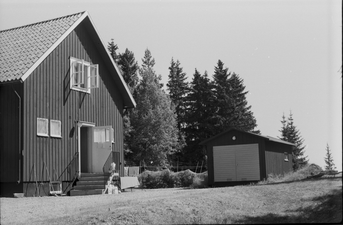 Bostadshus och garage, Ekeby 6:1, Ekeby gård, Vänge socken, Uppland 1975