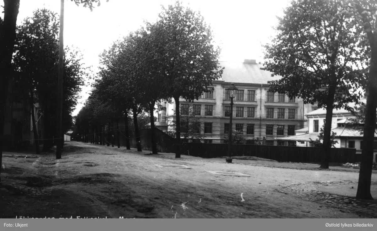 Moss Folkeskole (fram til 1948), siden Skarmyra skole i Skolegata 2, ca. 1915. Skolen bygget i 1891. Nedlagt i 2005, fra 2008 ombygd til allaktivitetshus.
Parti fra Løkkegata som krysser Skolegata i Moss. Postkort.