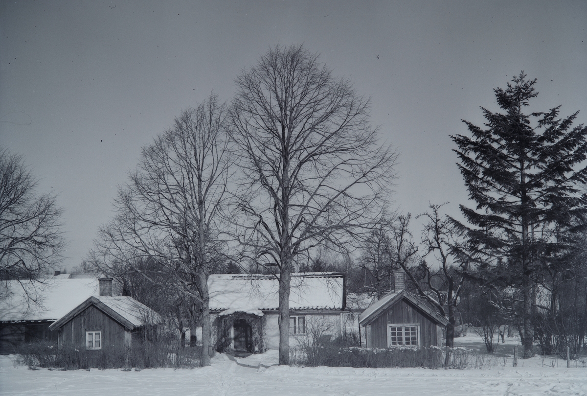 Samling med bilder från Malmslätt utanför Linköping. Bilderna förvaltas av biblioteket i Malmslätt, Kärna. Fotografier tagna av privatpersoner boende i Malmslätt. Bilderna föreställer miljöer runt Malmslätt utanför Linköping.