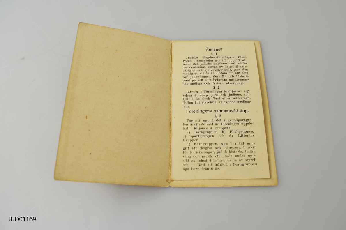 Broschyr med stadgar för judiska ungdomsföreningen Blau-Weiss i Stockholm. Baksidan med medlemskort daterat 1921 för Aisik Libman, undertecknat av kassör Rosenstock.