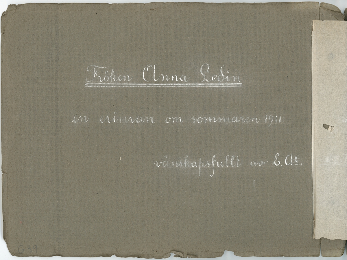 Fotoalbum. "Fröken Anna Ledin, en erinran om sommaren 1911. Vänskapsfullt av E.A."  Gåva till Anna Ledin från Emil Almqvist.