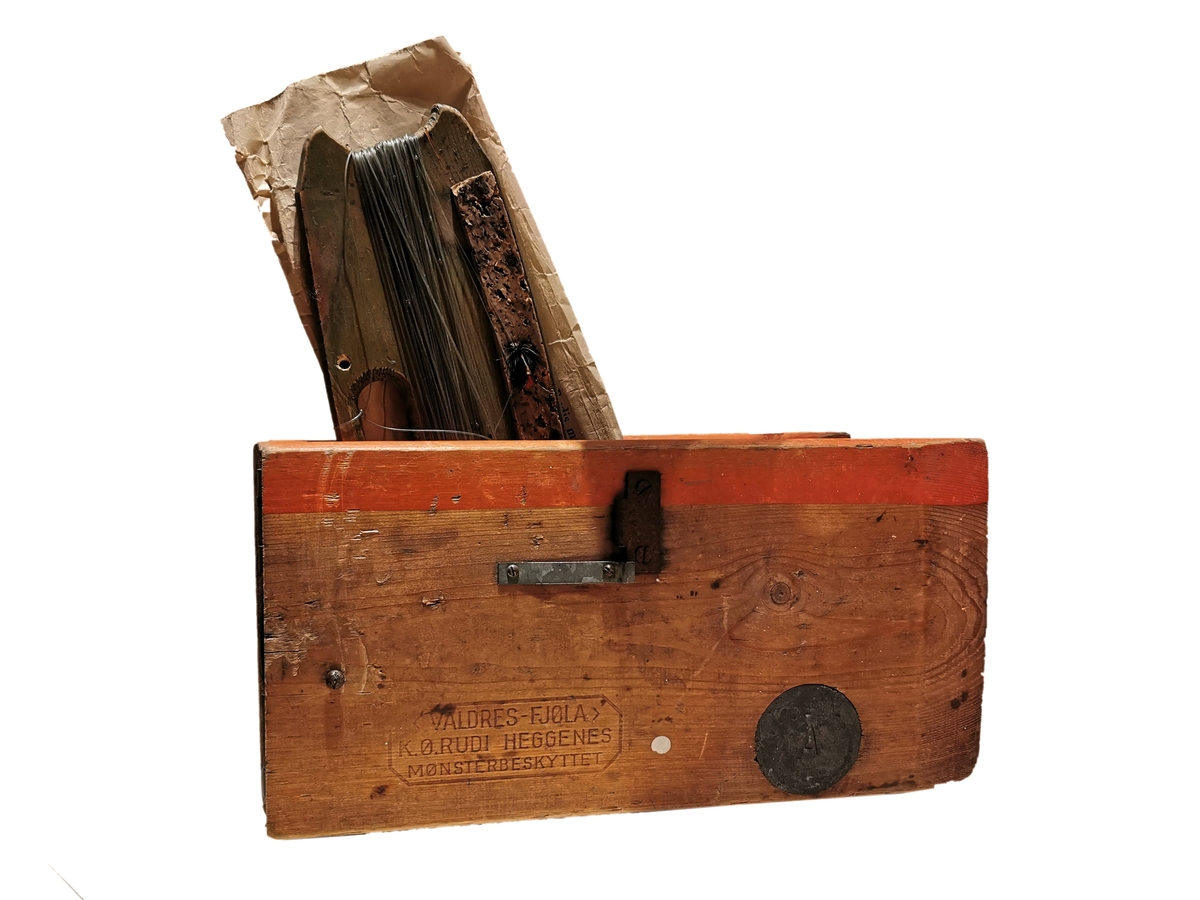 Oterfjøl produsert av K.Ø.Rudi. Dette er den første versjonen av "Valdres-fjøla".

Gjenstanden er innlånt til utstilling på Valdres Folkemuseum