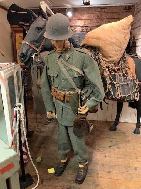 I stort sett en komplett fältuniform M/1939

- Byxor fält m/39
- Vapenrock fält m/39
- Marschkängor m/59
- Spade infanteri
- Ammunitionsgördel 
- Hjälm m/26
- Väska med skyddsmask m/31-36 och tillbehör
- Trefingerhandskar i brunt läder
- Damasker m/39
- Mattornister m /1944
- Hölster