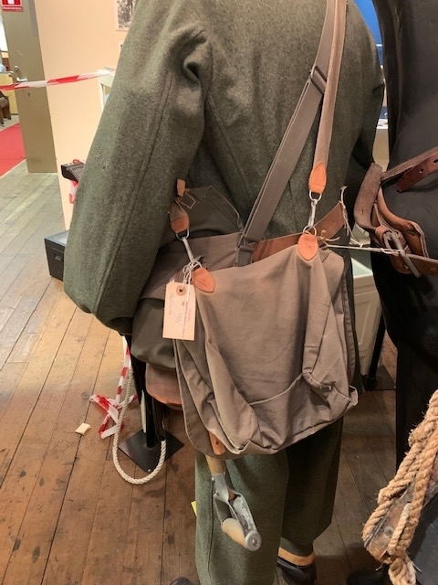 I stort sett en komplett fältuniform M/1939

- Byxor fält m/39
- Vapenrock fält m/39
- Marschkängor m/59
- Spade infanteri
- Ammunitionsgördel 
- Hjälm m/26
- Väska med skyddsmask m/31-36 och tillbehör
- Trefingerhandskar i brunt läder
- Damasker m/39
- Mattornister m /1944
- Hölster