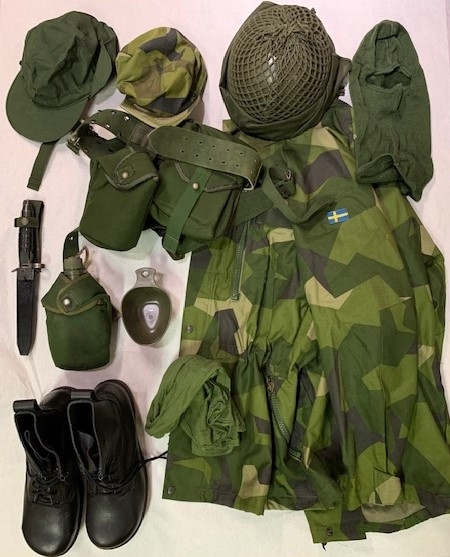 Komplett uniform M/90

- Svarta kängor
- Hjälm m/37 med hjälmnät /hjälmdok m/61
- Balaklava, Hjälmunderlag 90, märkt 2001
- Grön keps m/59 märkt 1993
- Keps m/90 märkt "219 Hjertstedt"
- Bajonett m/65 till ak4 kan även användas som fältkniv
- Dricksflaska m/67 med fodral
- Stridssele m/90, Stridsbälte 304K, märkt 1993
- Kåsa grön av plast
- Vapenrock m/90 längd 180cm vikt 85 kg
- Byxor samma storlek som rock märkt 1994 med livrem
- Halsduk
