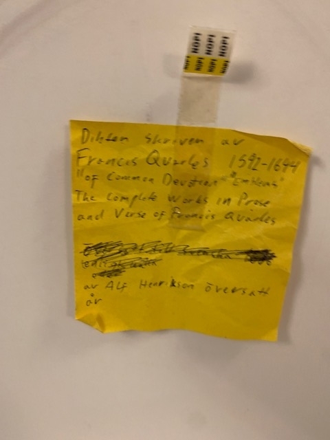 Tavla med glas och ram med texten:
"Gud och soldater vörda vi, när i tider av fara de stå oss bi. När faran är borta och fyllda bli faten, då glömma vi Gud och förakta soldaten"