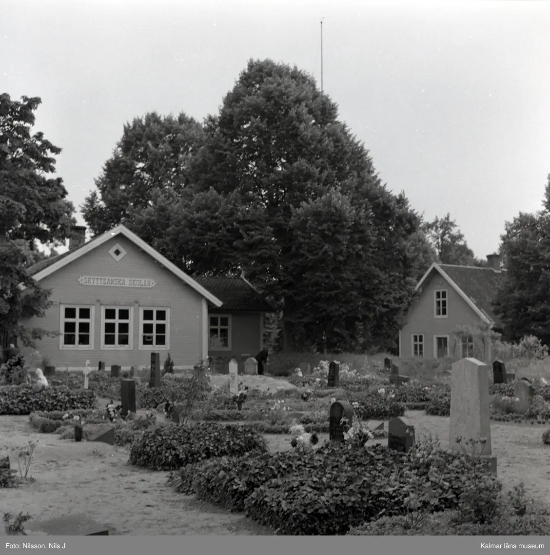 Skytteanska skolan med kyrkogården i förgrunden.