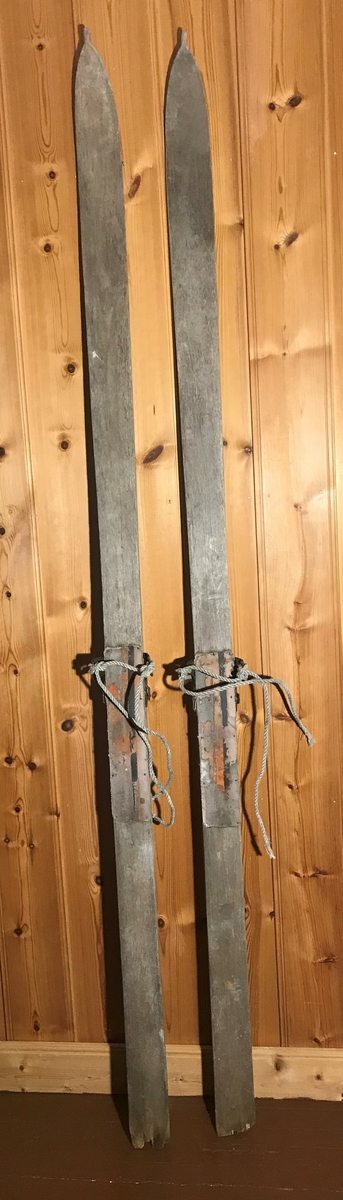 Et par treski med snor til å feste foten med. 