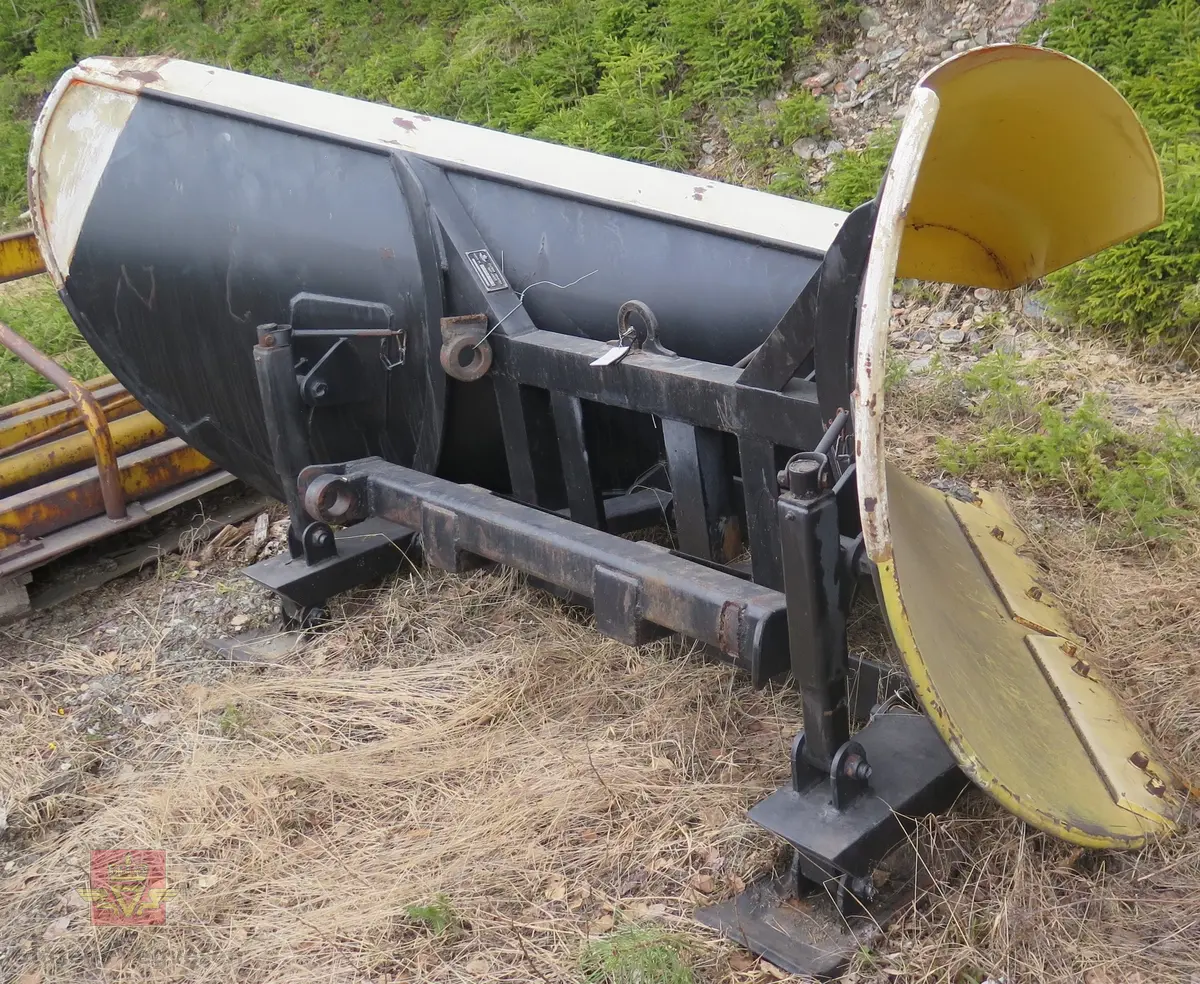 Har fester for å kunne brukes på MB Unimog 406. Gul og svart spissplog.
