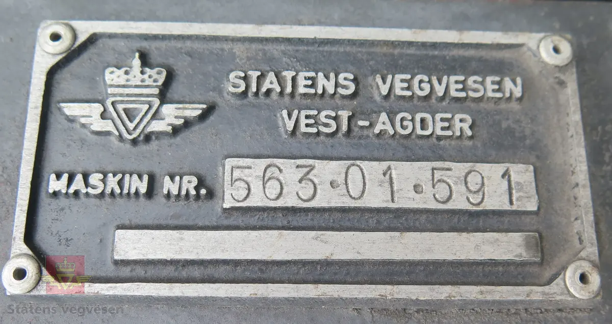 Har fester for å kunne brukes på MB Unimog 406. Gul og svart spissplog.