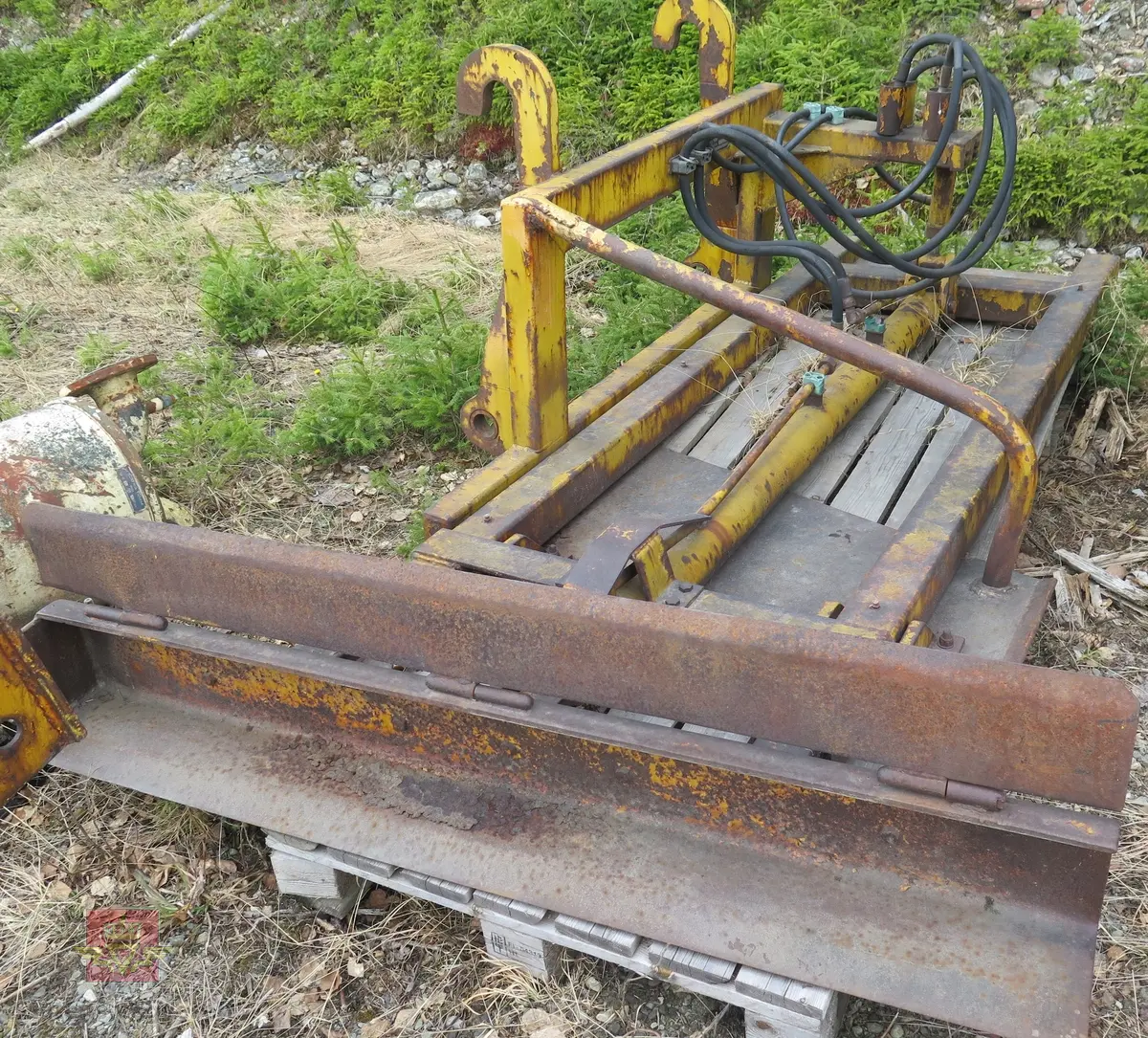 Feste for bruk på hjullaster. Gul og svart. Hydraulisk drevet.