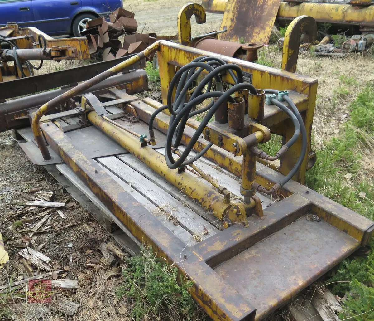 Feste for bruk på hjullaster. Gul og svart. Hydraulisk drevet.