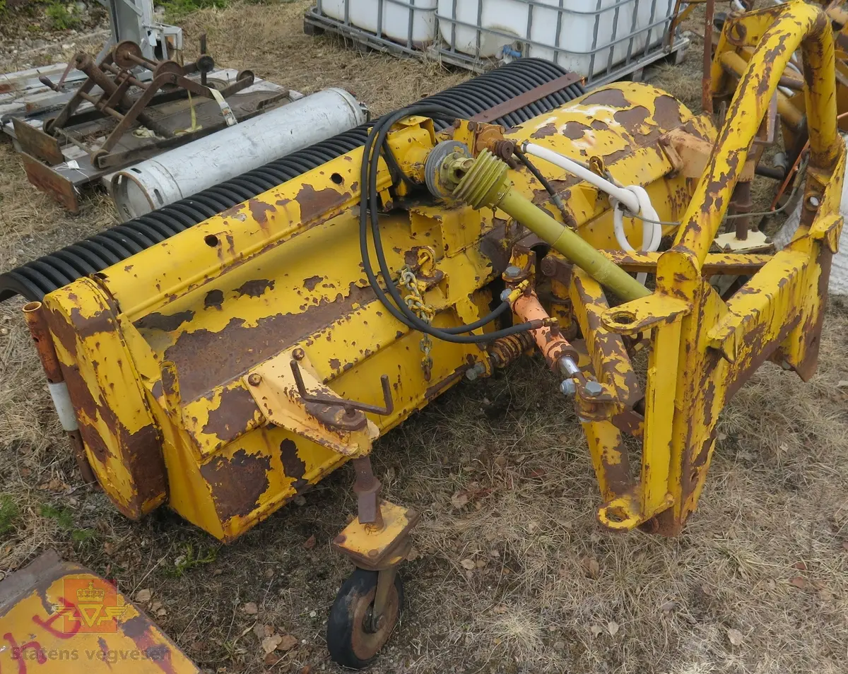 Har fester for å kunne brukes på MB Unimog 406. Gul og svart. Roterende børste. Hydraulisk drevet. Arbeidsbredde er 190 cm.
