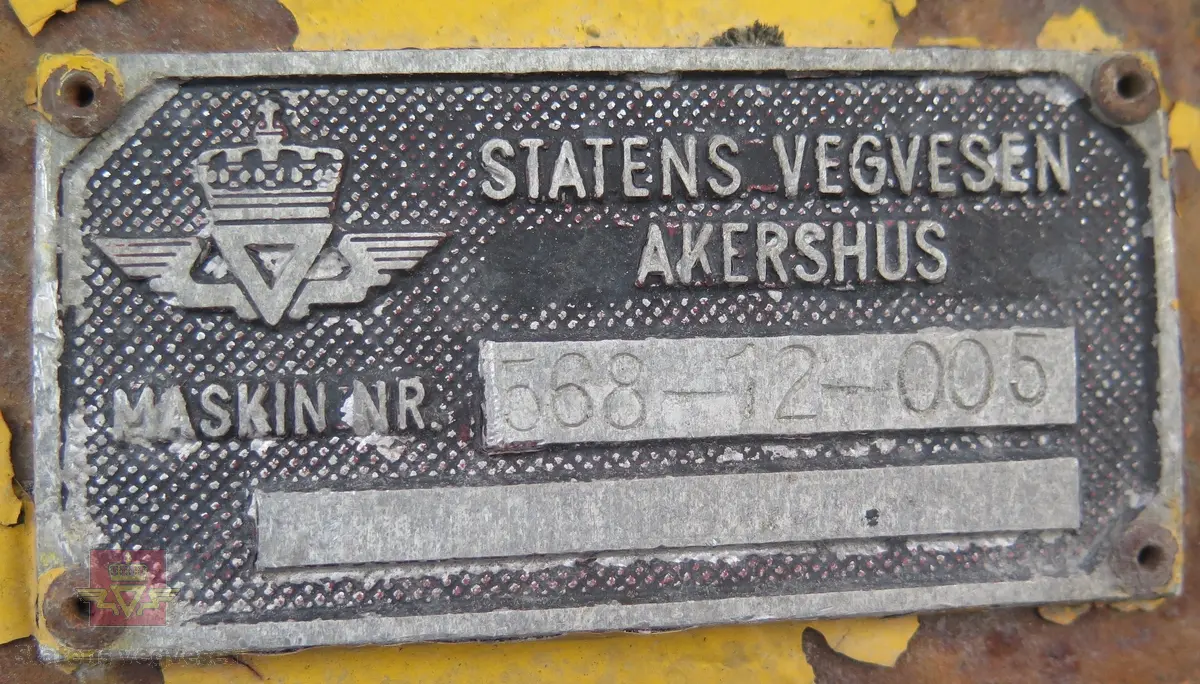 Har fester for å kunne brukes på MB Unimog 406. Gul og svart. Roterende børste. Hydraulisk drevet. Arbeidsbredde er 190 cm.