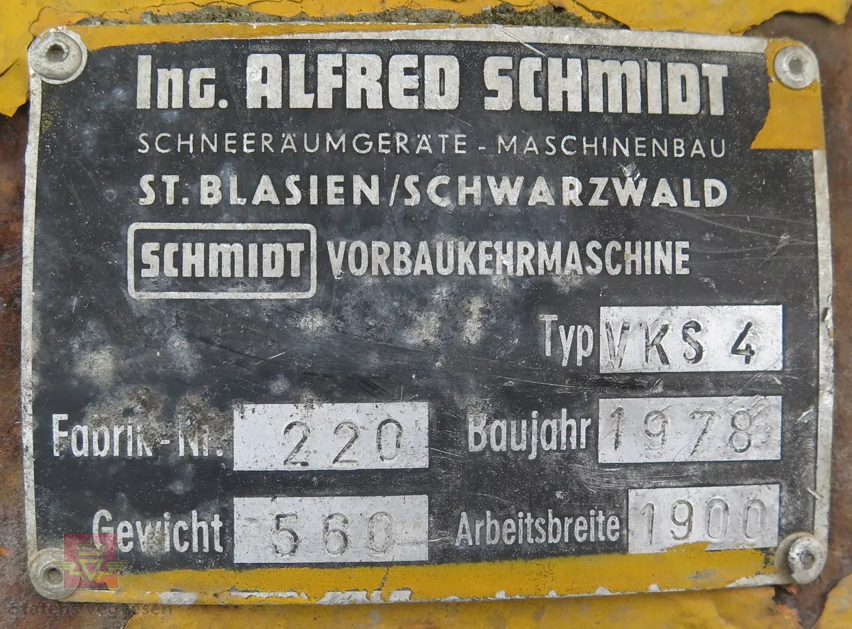 Har fester for å kunne brukes på MB Unimog 406. Gul og svart. Roterende børste. Hydraulisk drevet. Arbeidsbredde er 190 cm.