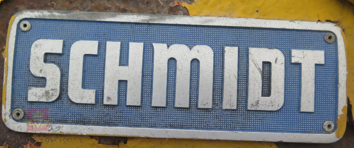 Har fester for å kunne brukes på MB Unimog 406. Gul og svart. Roterende børste. Hydraulisk drevet. Arbeidsbredde er 190 cm.
