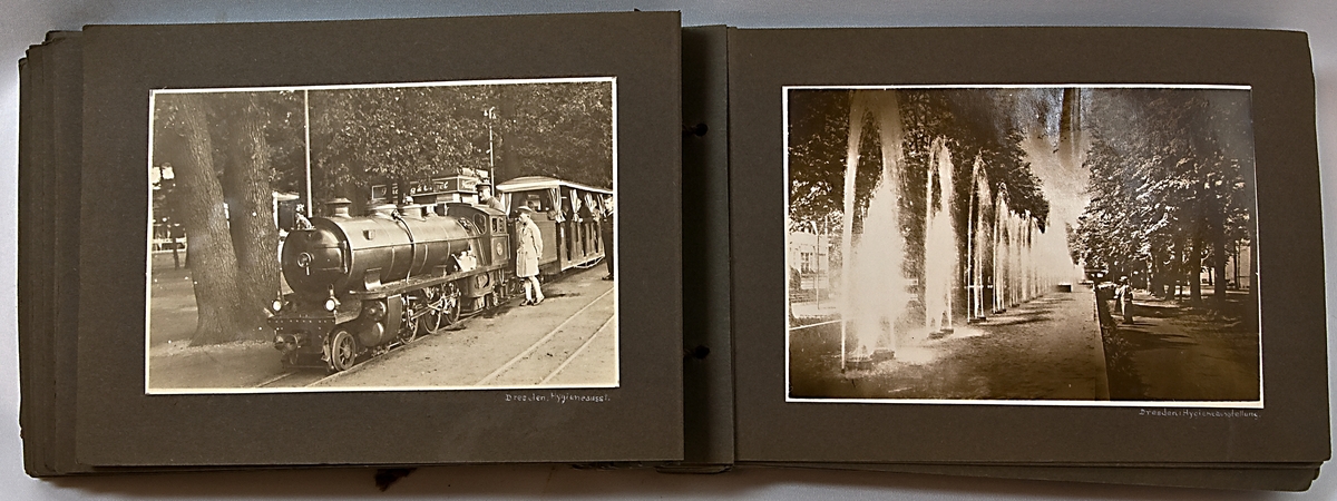 Fotoalbum av ljusbrunt läder med dekortryck i guld och svart på främre pärmen. 
Fotona klistrade på gråbruna blad. Sammanhållet med tvinnat snöre.
Bilder från "Rügen-Dresden-Prag-Wien sommaren 1930".