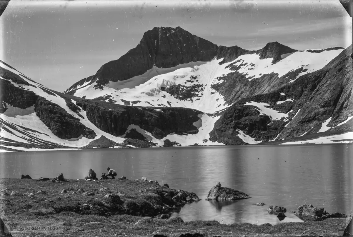 Ved Kjøvdalsvatnet mellom Vistdalen og Isfjorden.