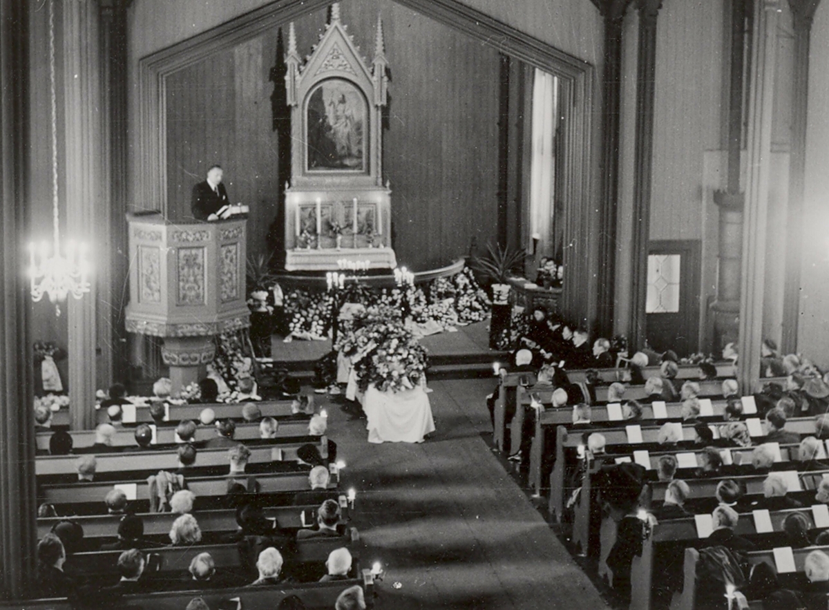 Seks bilde frå gravferda til Neri Valen i 1954