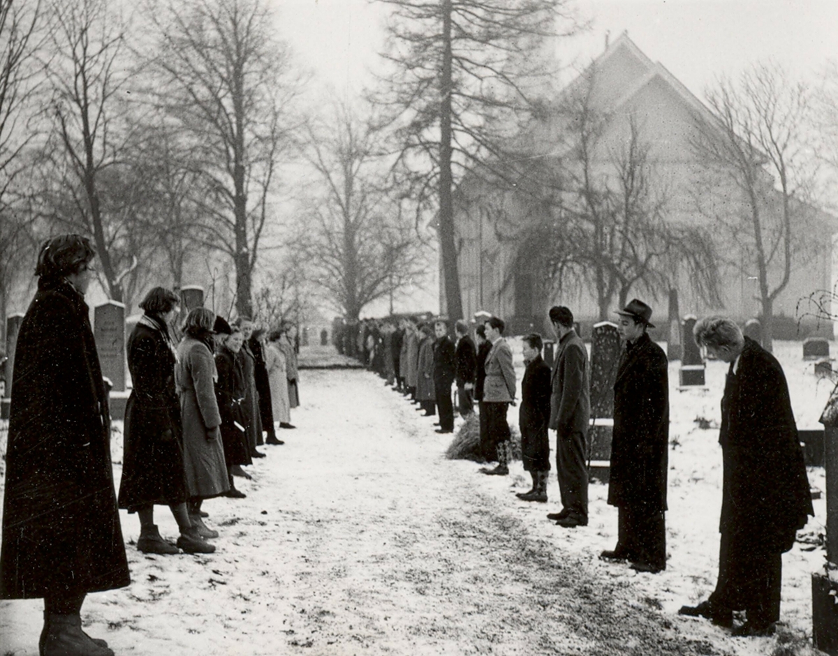 Seks bilde frå gravferda til Neri Valen i 1954