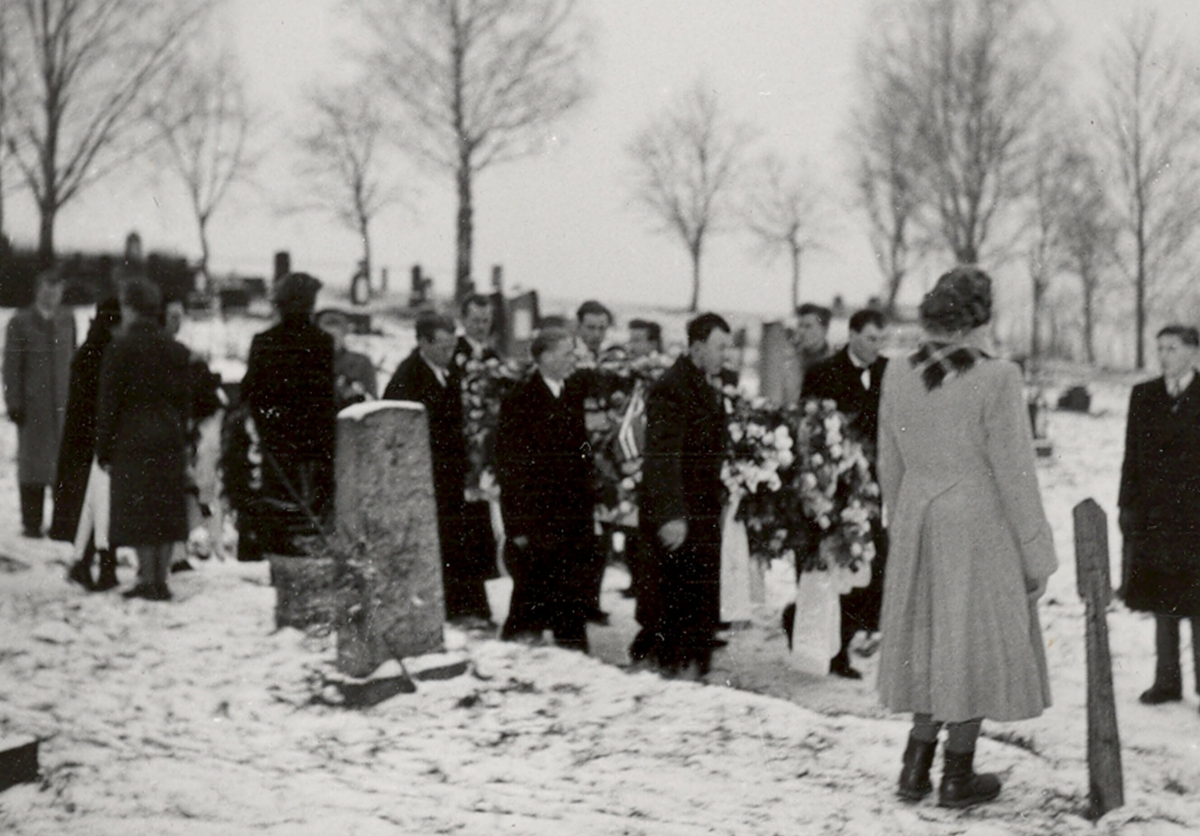 Seks bilde frå gravferda til Neri Valen i 1954