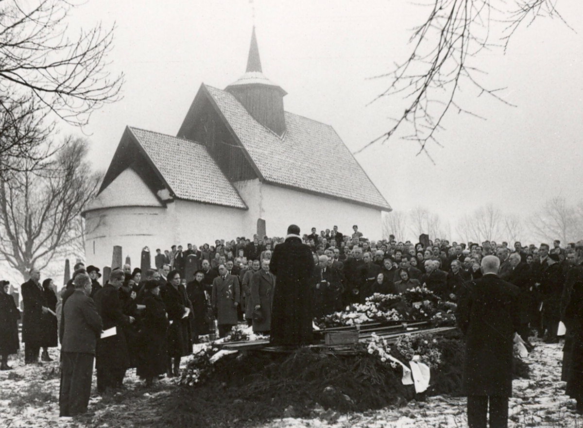 Seks bilde frå gravferda til Neri Valen i 1954