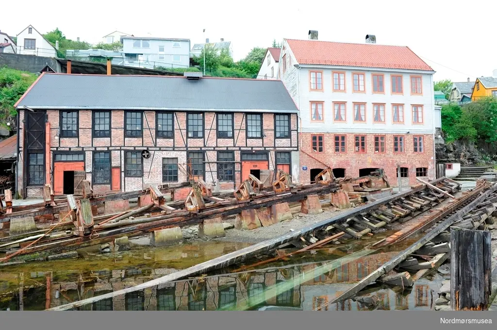 Huset er bygd med 4 leiligheter til verftets eiere samt formannen. I tillegg inneholder den snekkerloft, kontor, rundholtverksted og lager. På baksiden (V-fasade) er det påbygd bislag/kjøkkeninngang inn til leilighetene (nå ombygd til bad og toalett), sammensatt trappeløp ved bislag og hovedinngang. Dessuten trapp opp fra kontorinngang opp til baksiden av bygningen.

Åpen underetasje/kjeller som vender mot slippene. Opprinnelig brukt til høvling, reparasjon og vedlikehold av rundholter. Dessuten ble blokkene til slippen oppbevart her.